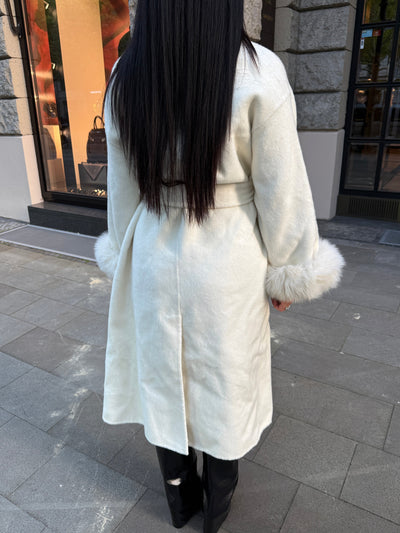 Langer Wollmantel mit Fell