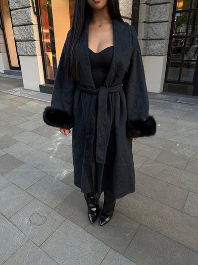 Langer Wollmantel mit Fell