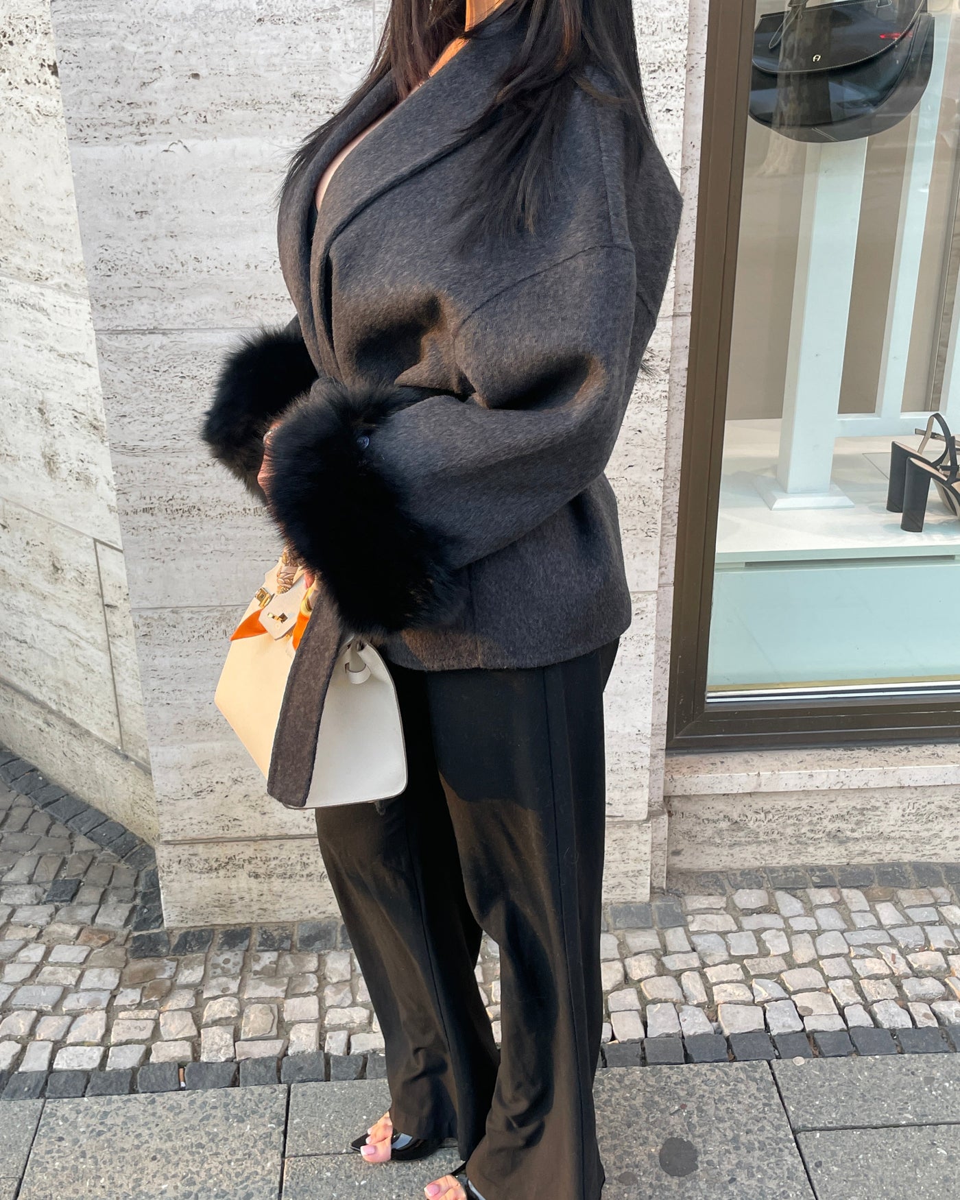 Kurzer Wollmantel mit Fellbesatz