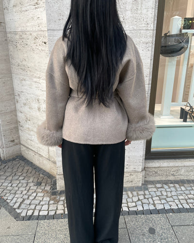 Kurzer Wollmantel mit Fellbesatz