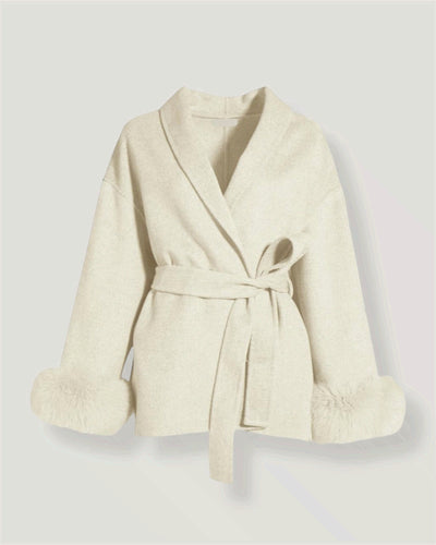 Kurzer Wollmantel mit Fellbesatz